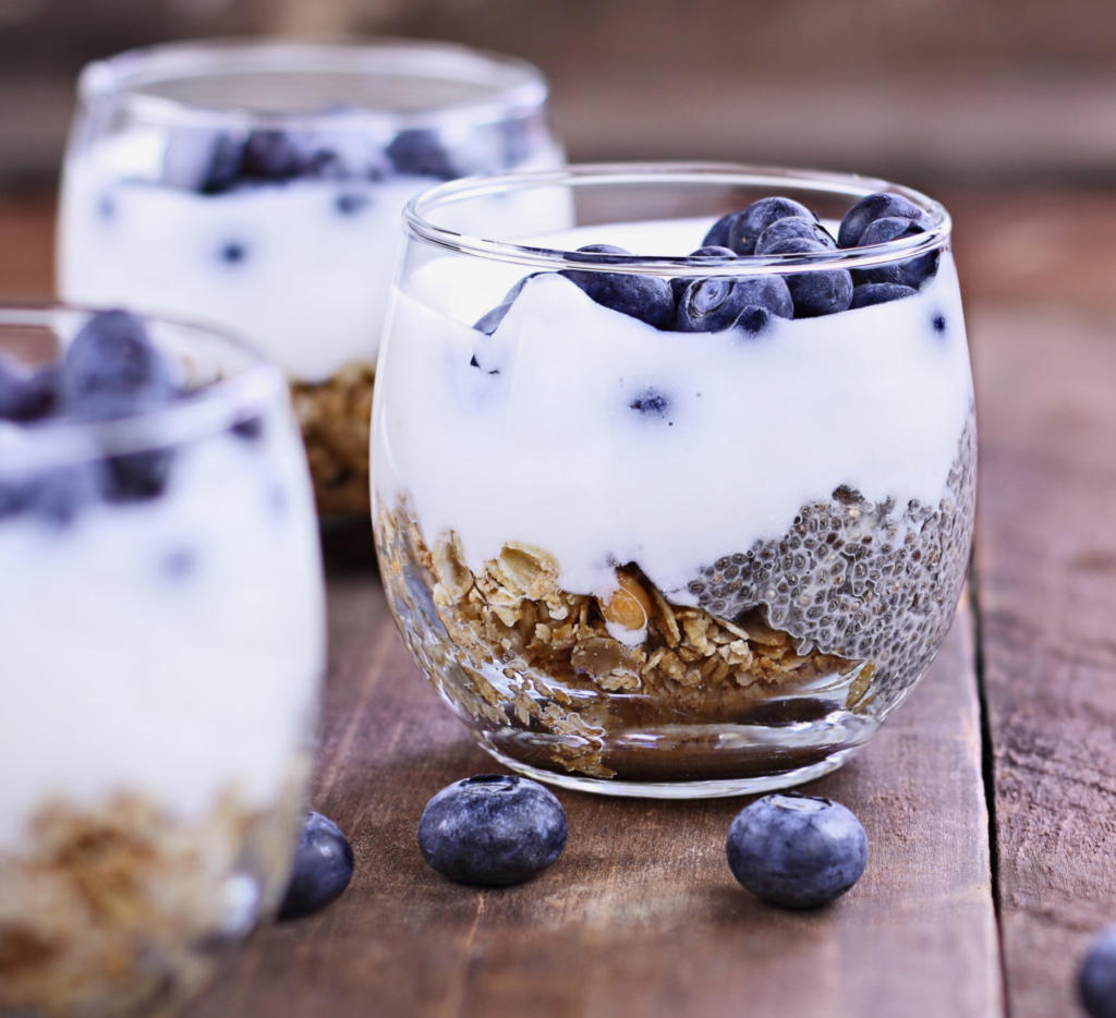 Joghurt mit Heidelbeeren und Granola