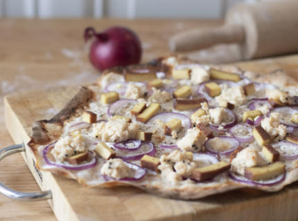 veganer Flammkuchen mit Cashew-Frischkäse und Sauerteigboden