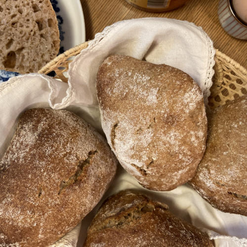 Sauerteigbrötchen, Brötchen, rustikale Brötchen