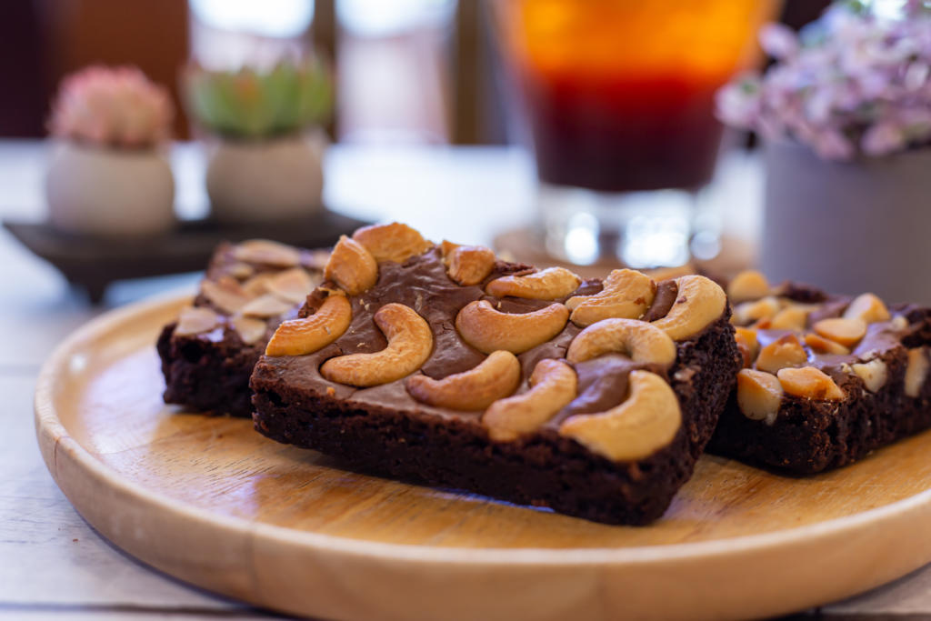 Vegane, glutenfreie und präbiotische Schokoladen-Brownies mit Cashews