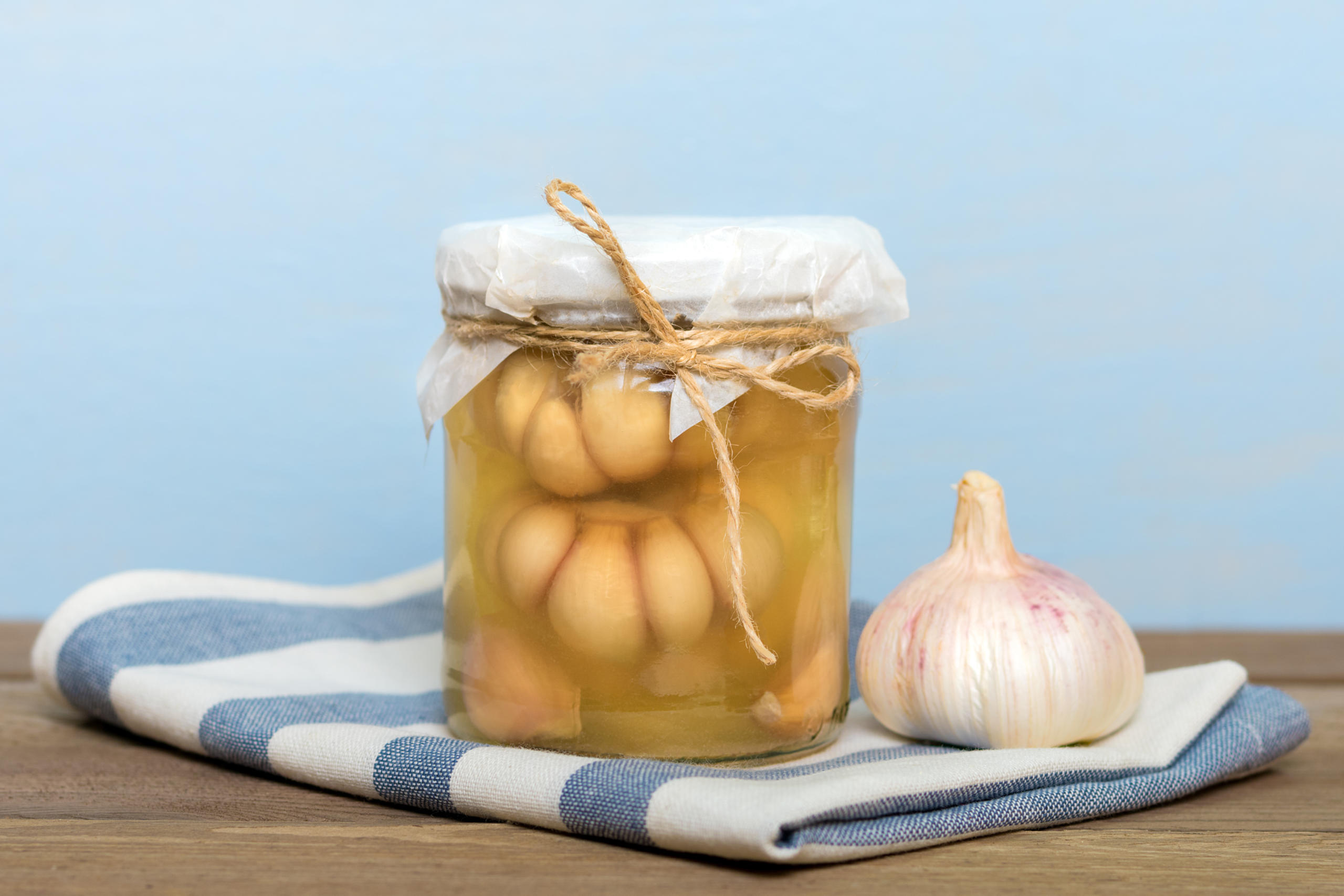 Knoblauch in Salzlake