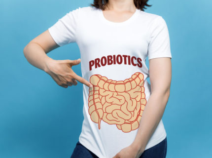 Frau mit Tshirt zu Probiotika